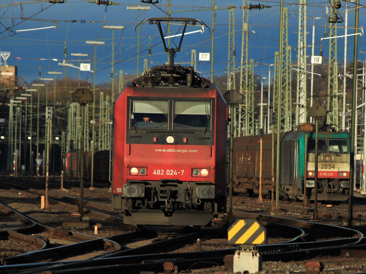 482 024-7 rangiert am 08.01.2014 in Aachen West. Rechts steht abfahrbereit Cobra 186 226 (2834) mit einem schweren Papierzug. Am Zugende macht sich 151 053-6 bereit um der Cobra als Schubhilfe auf der steilen Rampe bis zum Gemmenicher Tunnel zu helfen.