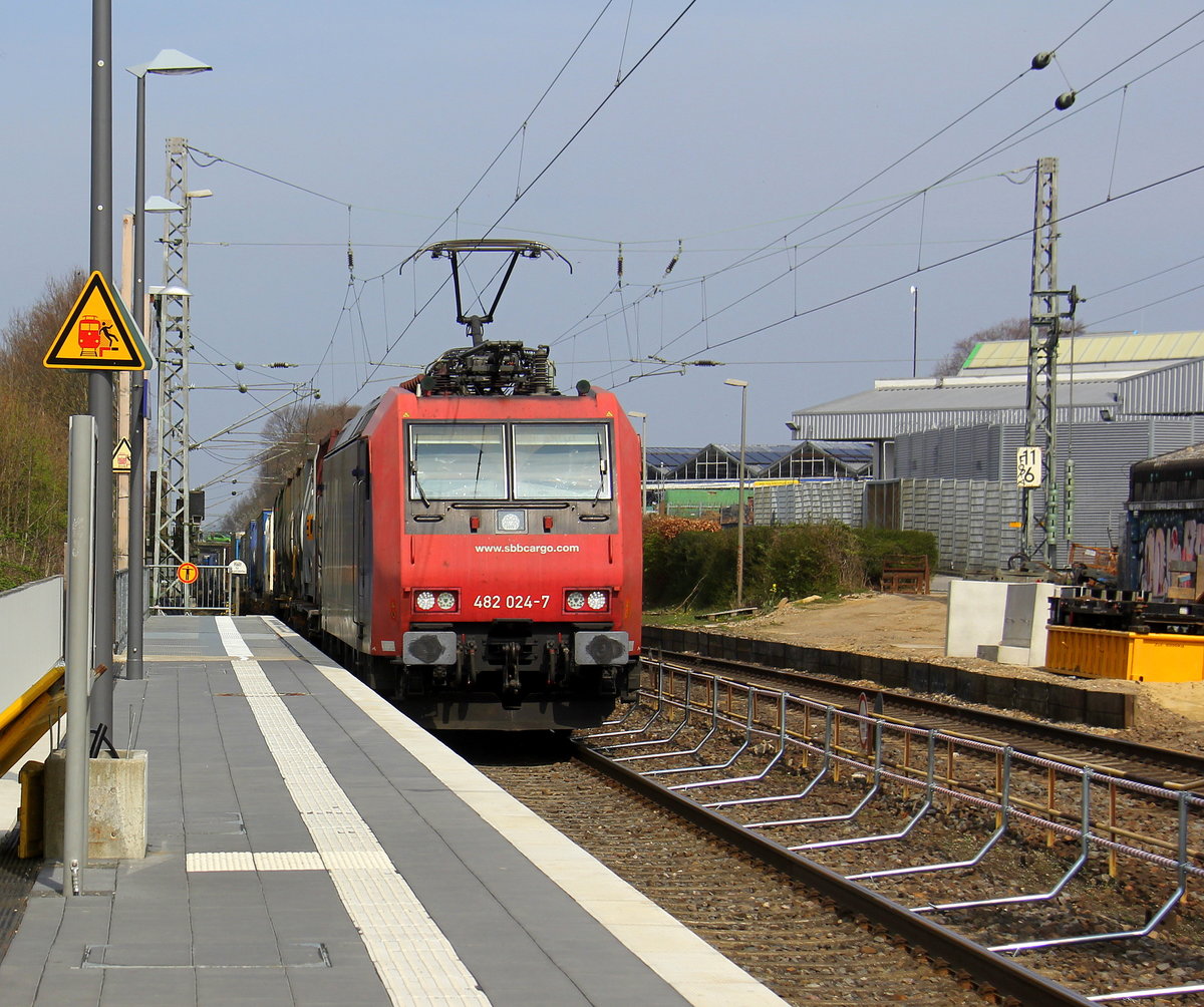 482 024-7 von SBB-Cargo kommt als Umleiter mit einem langen Containerzug aus Gallarate(I) nach Antwerpen-Oorderen(B) und fährt durch Kohlscheid aus Richtung Herzogenrath und fährt die Kohlscheider-Rampe hoch nach Aachen-West.
Aufgenommen von Bahnsteig 2 in Kohlscheid. 
Bei schönem Frühlingswetter am Nachmittag vom 6.4.2019. 