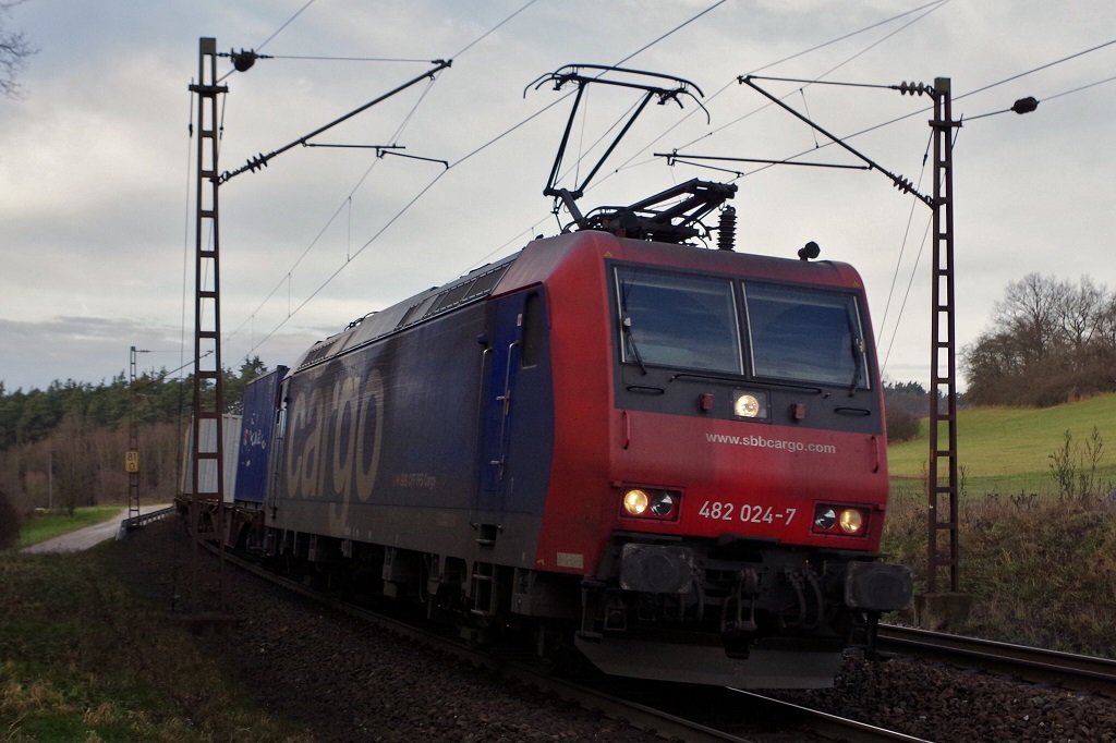 482 024 SBB Cargo mit Containerzug am 03.01.2014 bei Mimberg Richtung Neumarkt. 