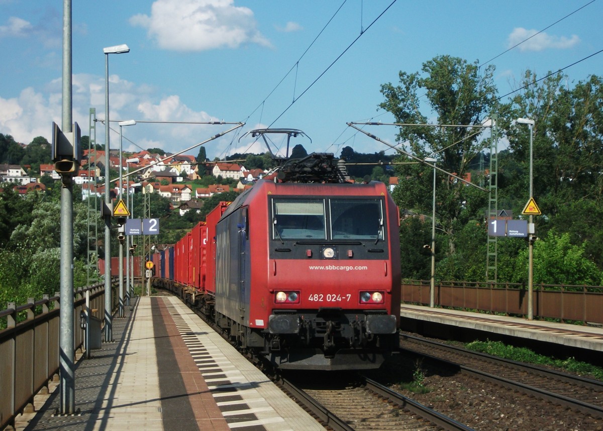 482 024 zieht am 10.August 2013 einen Containerzug durch Wernfeld Richtung Wrzburg.