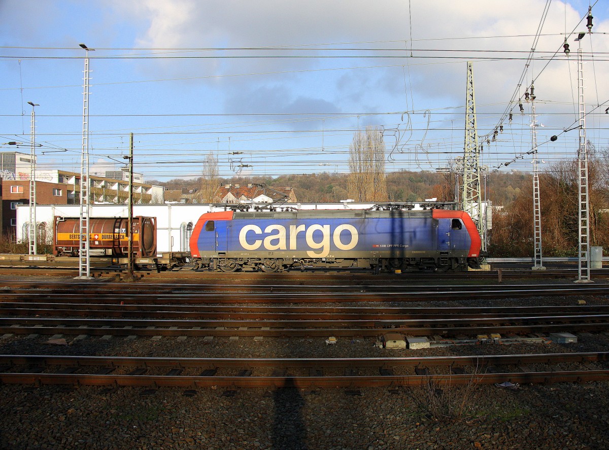 482 025-4 von SBB-Cargo fährt mit einem langen Containerzug aus Antwerpen-Oorderen(B) nach Gallarate(I) bei der Ausfahrt von Aachen-West und fährt in Richtung Aacen-Schanz,Aachen-Hbf,Köln. 
Aufgenommen vom Bahnsteig in Aachen-West bei schönem Sonnenschein am Nachmittag vom 17.1.2015. 