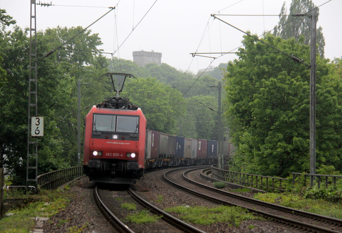 482 025-4 von SBB-Cargo kommt aus Richtung Aachen-West mit einem Containerzug aus Belgien nach Italien und fährt durch Aachen-Schanz in Richtung Aachen-Hbf,Aachen-Rothe-Erde,Stolberg-Hbf(Rheinland)Eschweiler-Hbf,Langerwehe,Düren,Merzenich,Buir,Horrem,Kerpen-Köln-Ehrenfeld,Köln-West,Köln-Süd. 
Aufgenommen vom Bahnsteig von Aachen-Schanz.
Am Morgen vom 20.5.2019.