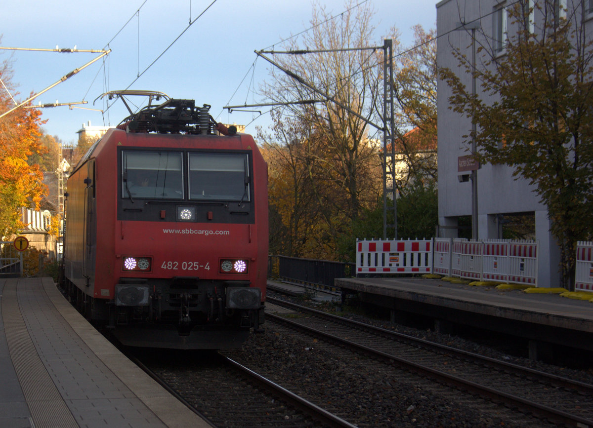 482 025-4 von SBB-Cargo kommt aus Richtung Aachen-West mit einem Containerzug aus Belgien nach Italien und fährt durch Aachen-Schanz in Richtung Aachen-Hbf,Aachen-Rothe-Erde,Stolberg-Hbf(Rheinland)Eschweiler-Hbf,Langerwehe,Düren,Merzenich,Buir,Horrem,Kerpen-Köln-Ehrenfeld,Köln-West,Köln-Süd. 
Aufgenommen vom Bahnsteig von Aachen-Schanz. 
Am Morgen vom 16.11.2019.