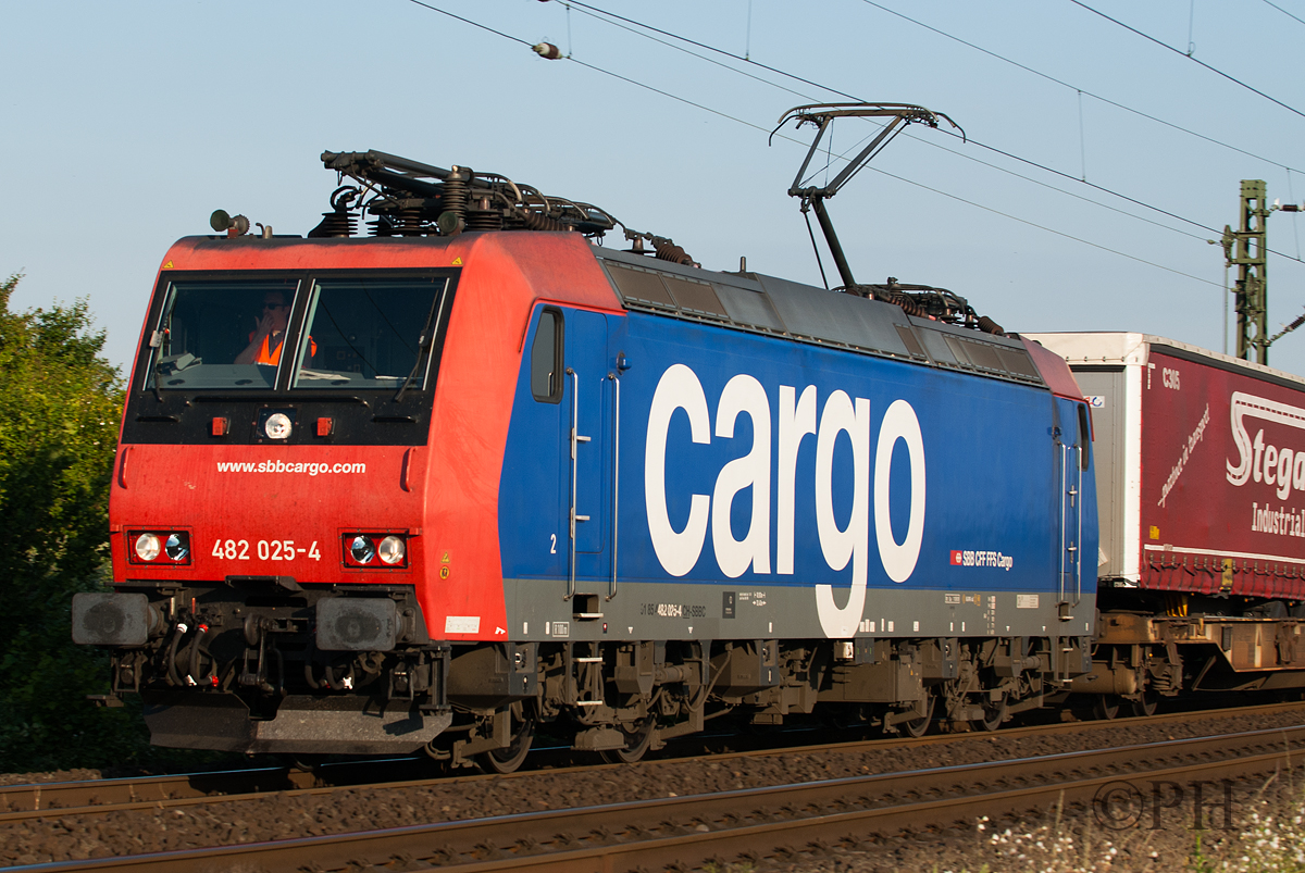 482 025 der SBB Cargo bei der Durchfahrt von Meerbusch am 09.06.2015