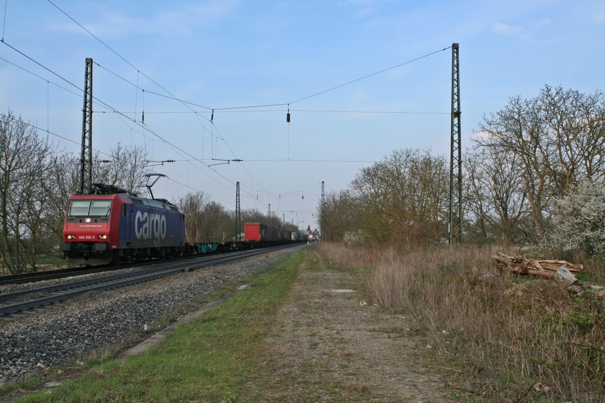 482 026-2 mit einem KLV-Zug gen Sden am Nachmittag des 27.03.14 im Bahnhof Heitsheim.