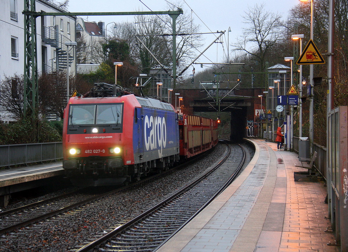 482 027-0  von der SBB-Cargo kommt bei Regenwetter und kommt aus Richtung Köln,Aachen-Hbf und fährt durch Aachen-Schanz mit einem Autolleerzug aus Safenwil(CH) nach Zeebrugge-Ramskapelle(B) und fährt in Richtung Aachen-West. 
Aufgenommen vom Bahnsteig von Aachen-Schanz.
Am Morgen vom 4.1.2018.