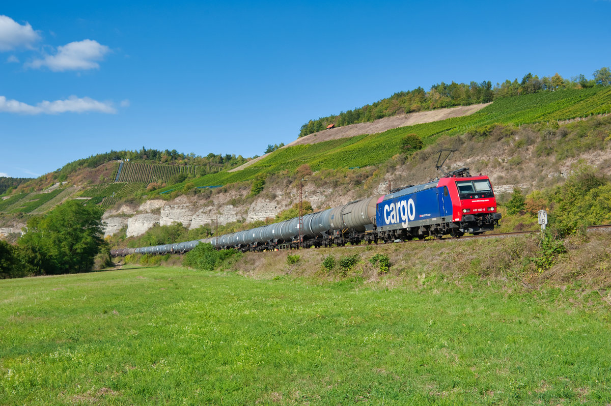 482 027 SBB Cargo mit einem Kesselwagenzug bei Himmelstadt Richtung Würzburg, 18.09.2019
