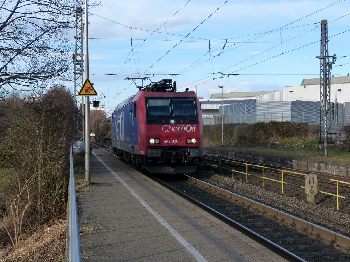 482 028-8 von ChemOil/SBB-Cargo  kommt als Lokzug aus Duisburg-Rheinhausen nach Aachen-West und fährt die Kohlscheider-Rampe hoch aus Richtung Herzogenrath und fährt durch Kohlscheid in Richtung Richterich,Laurensberg,Aachen-West. 
Aufgenommen von Bahnsteig 2 in Kohlscheid.
Bei Sonnenschein am Nachmittag vom 12.3.2018.