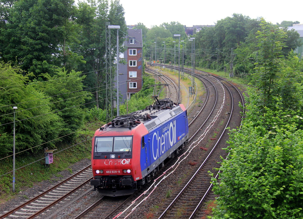 482 028-8 von ChemOil/SBB-Cargo kommt als Lokzug aus Köln-Eifeltor nach Aachen-West t und kommt aus Richtung Köln,Aachen-Hbf und fährt in Richtung Aachen-Schanz,Aachen-West. 
Aufgenommen von einer Brücke von der Weberstraße in Aachen. 
Am Morgen vom 5.6.2019.