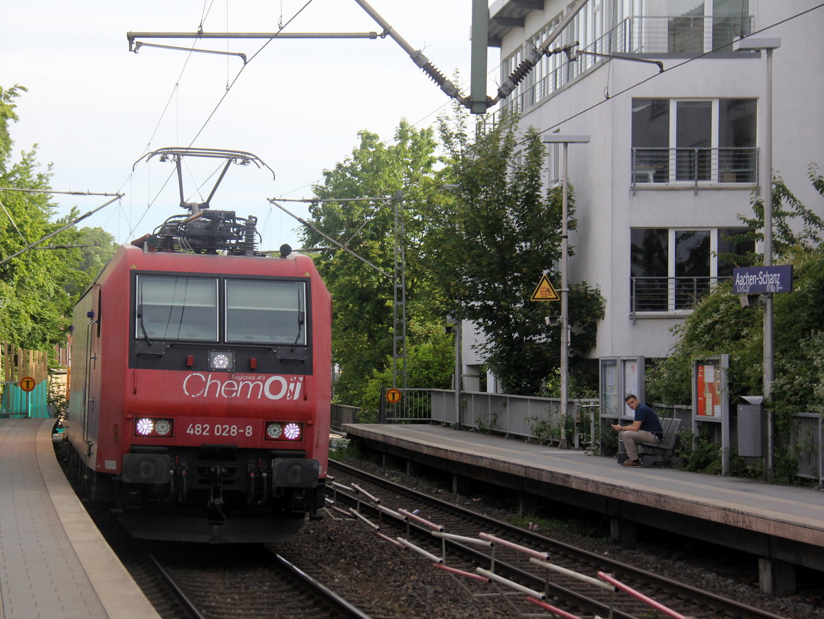 482 028-8 von ChemOil/SBB-Cargo kommt aus Richtung Aachen-West mit einem Containerzug aus Antwerpen-Oorderen(B) nach Gallarate(I) und fährt durch Aachen-Schanz in Richtung Aachen-Hbf,Aachen-Rothe-Erde,Stolberg-Hbf(Rheinland)Eschweiler-Hbf,Langerwehe,Düren,Merzenich,Buir,Horrem,Kerpen-Köln-Ehrenfeld,Köln-West,Köln-Süd. Aufgenommen vom Bahnsteig von Aachen-Schanz.
Am Morgen vom 7.6.2019.