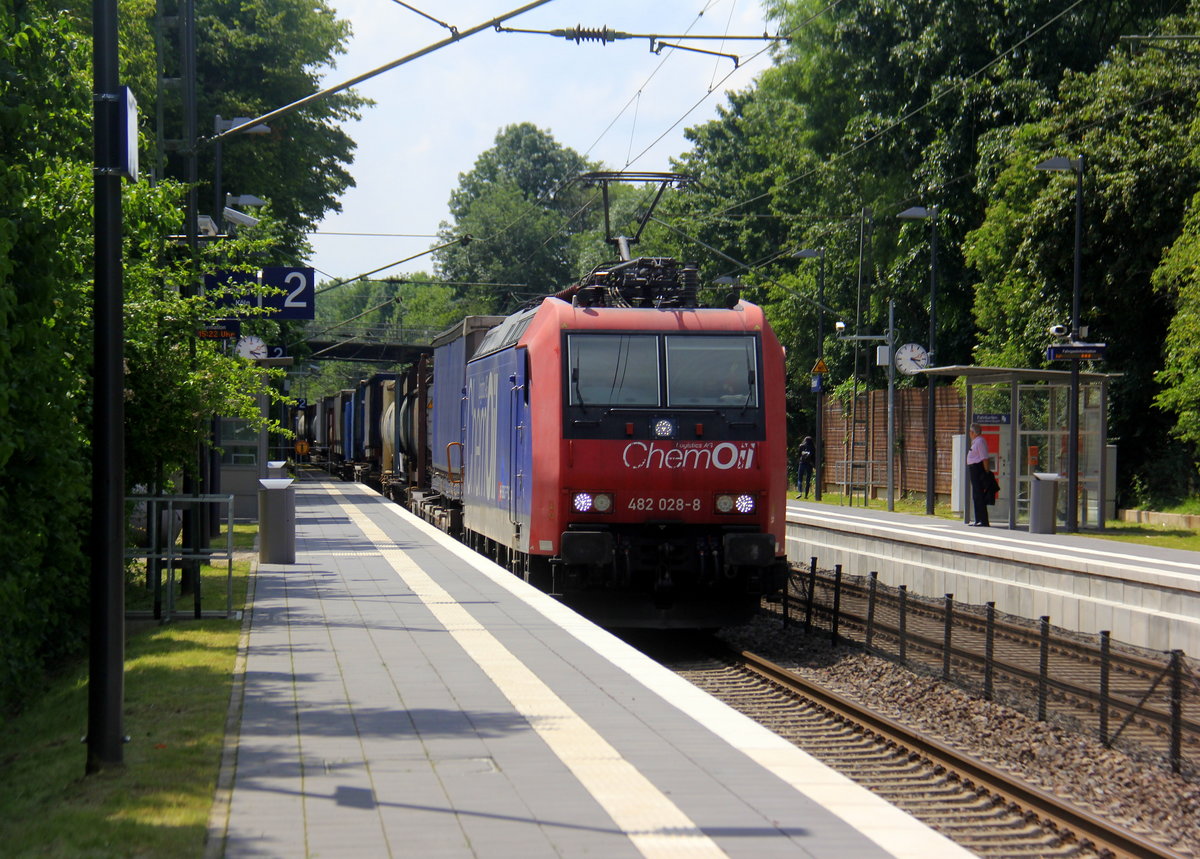 482 028-8 von ChemOil/SBB-Cargo kommt mit einem Containerzug aus Antwerpen-Oorderen(B) nach Gallarate(I) und kommt aus Richtung Aachen-West,Aachen-Schanz,Aachen-Hbf,Aachen-Rothe-Erde und fährt durch Aachen-Eilendorf in Richtung Stolberg-Hbf(Rheinland)Eschweiler-Hbf,Langerwehe,Düren,Merzenich,Buir,Horrem,Kerpen-Köln-Ehrenfeld,Köln-West,Köln-Süd. Aufgenommen vom Bahnsteig 2 in Aachen-Eilendorf. 
Bei Sommerwetter am Nachmittag vom 15.6.2019. 