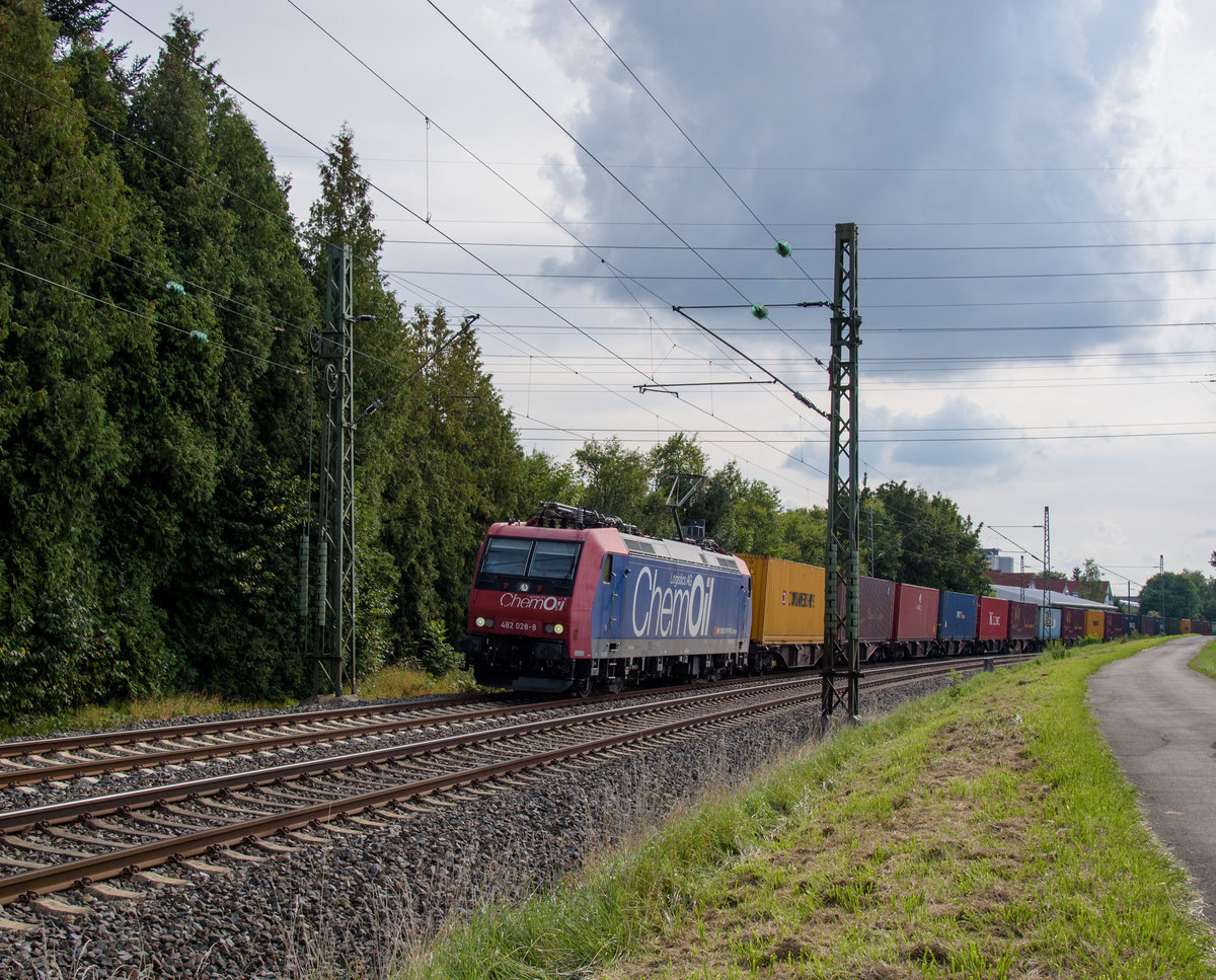 482 028 ChemOil mit einem Rheintalumleiter auf der Neckar Alb Bahn Richtung Plochingen bei Reutlingen am 16.8.2017.