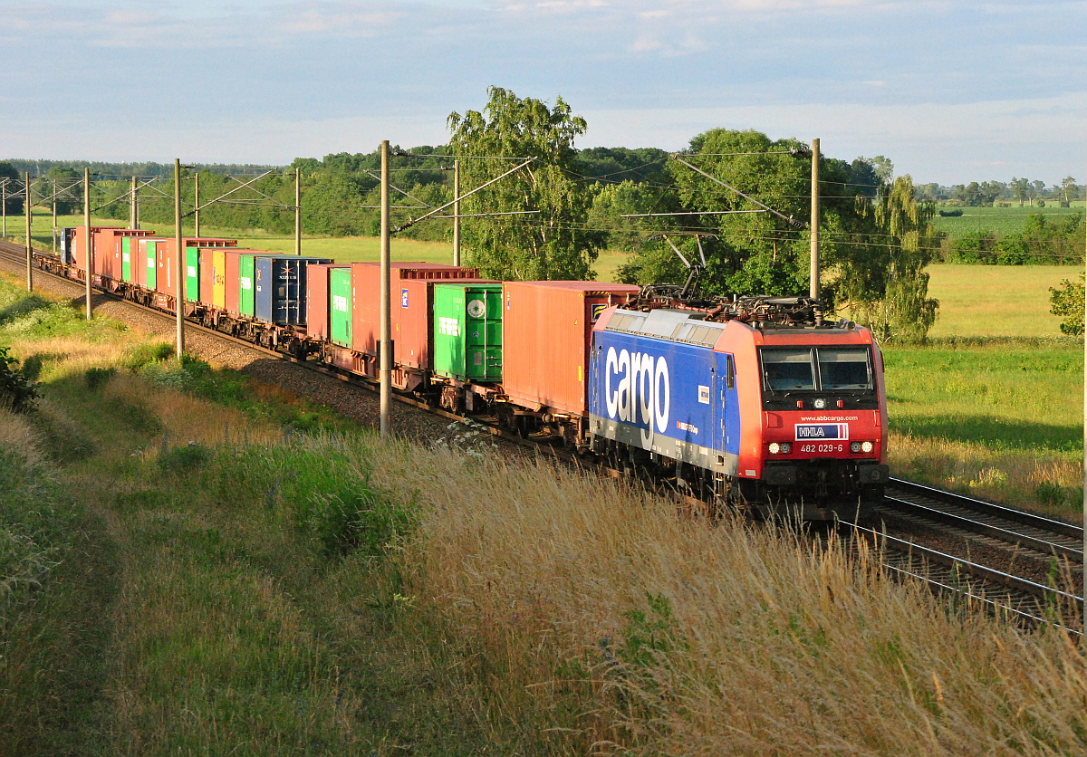 482 029-5 der SBB Cargo. Angemietet durch die HHLA mit einem Containerzug in Zschortau. 18.06.2016