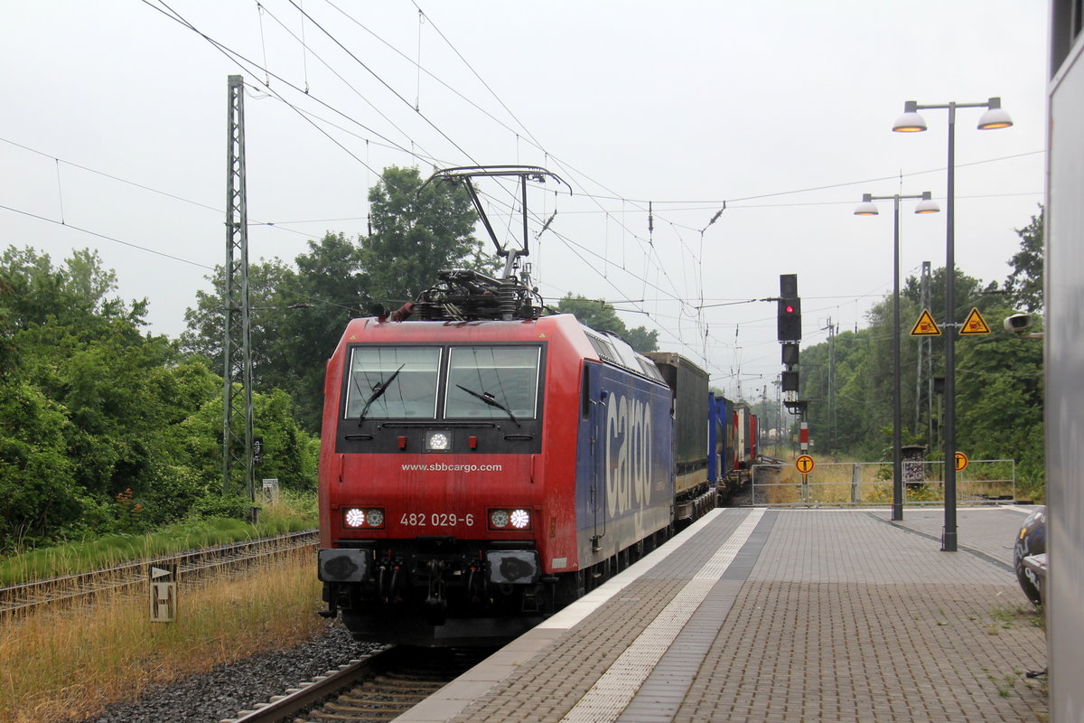 482 029-6 von SBB-Cargo kommt mit einem Containerzug aus Antwerpen-Oorderen(B) nach Gallarate(I) und kommt aus Richtung Aachen-West,Aachen-Schanz,Aachen-Hbf und fährt durch Aachen-Rothe-Erde in Richtung Eilendorf,Stolberg-Hbf(Rheinland),Eschweiler-Hbf,Langerwehe,Düren,Merzenich,Buir,Horrem,Kerpen-Köln-Ehrenfeld,Köln-West,Köln-Süd. Aufgenommen vom Bahnsteig 1 in Aachen-Rothe-Erde.
Bei Regenwetter am Nachmittag vom 13.7.2019.