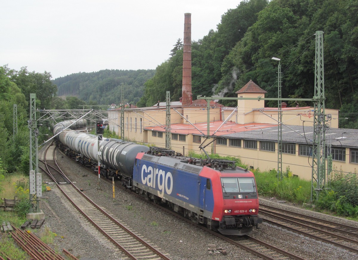 482 029-6 der SBB Cargo zieht am 02. September 2013 einen Kesselwagenzug durch Kronach in Richtung Pressig.