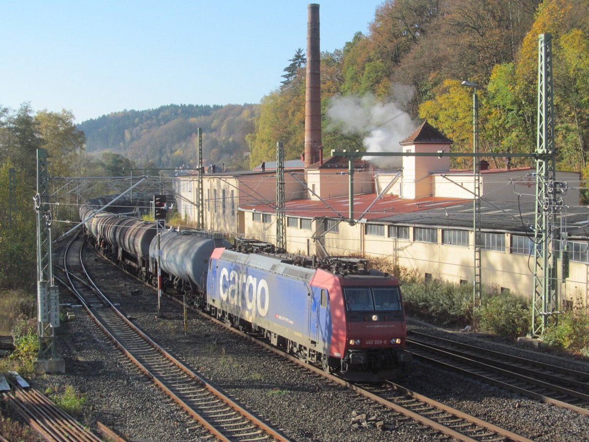 482 029-6 der SBB Cargo zieht am 31. Oktober 2013 einen Kesselwagenzug durch Kronach in Richtung Ludwigsstadt.
