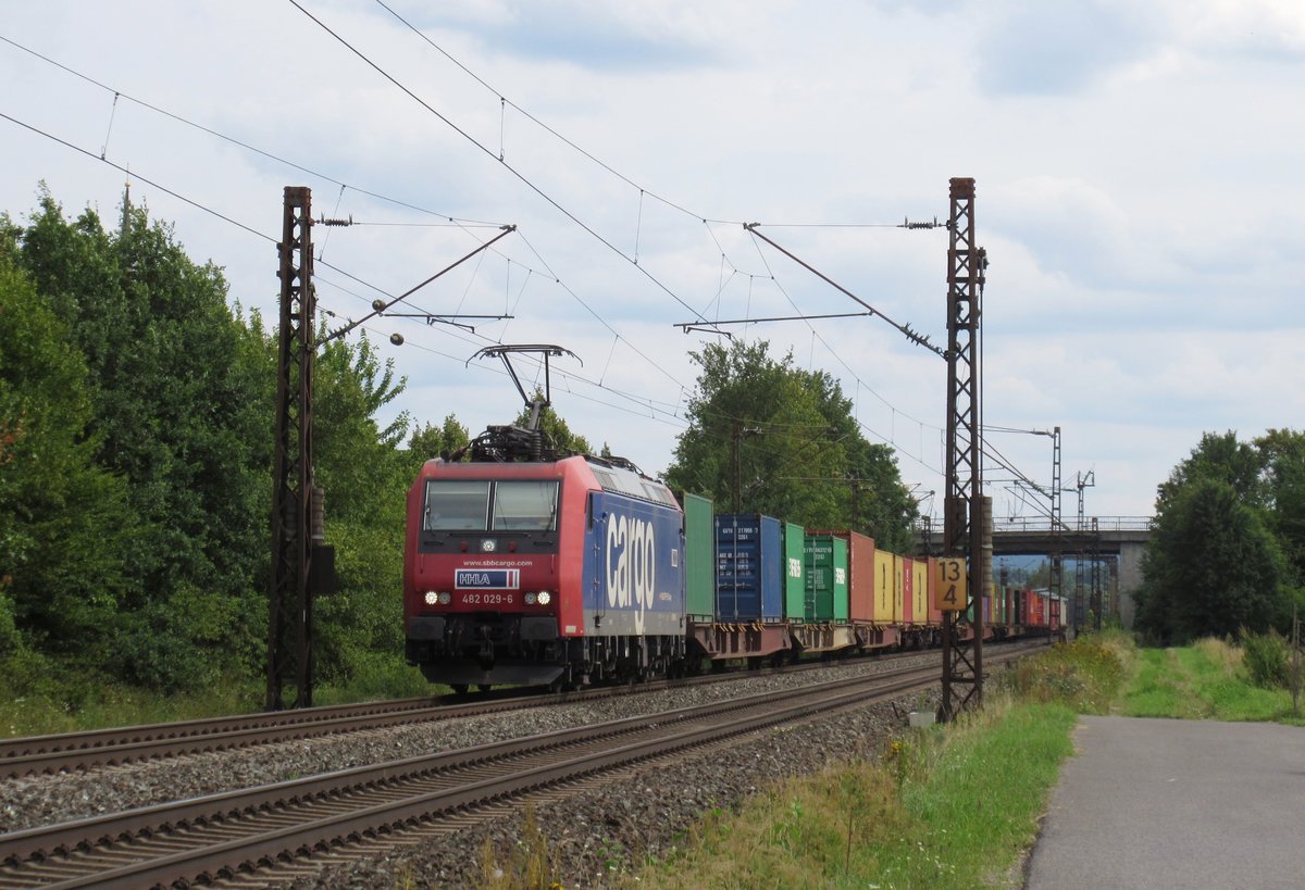 482 029-6 von SBB Cargo zieht am 11.August 2016 einen Containerzug bei Thüngersheim in Richtung Gemünden(Main).