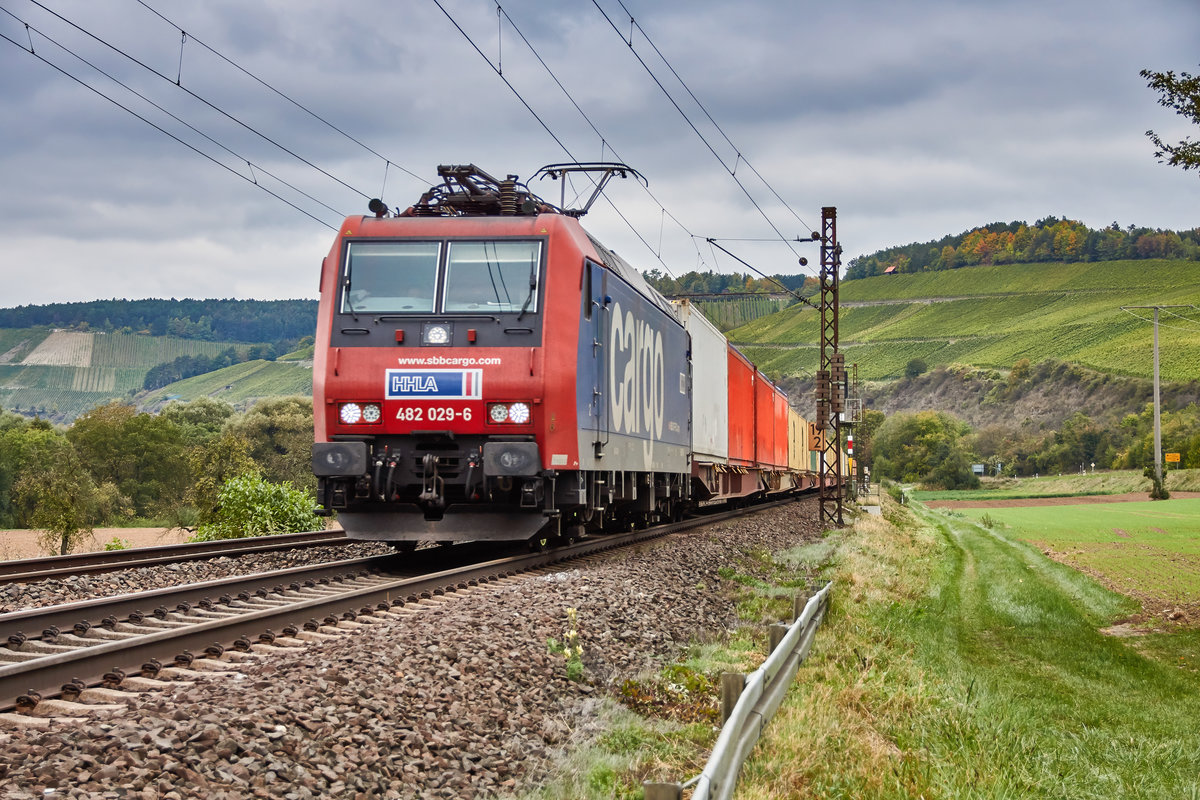 482 029-6 von der sbbcargo ist am 13.10.16 auf dem Gegengleis in Richtung Würzburg unterwegs gesehen bei Himmelstadt.
