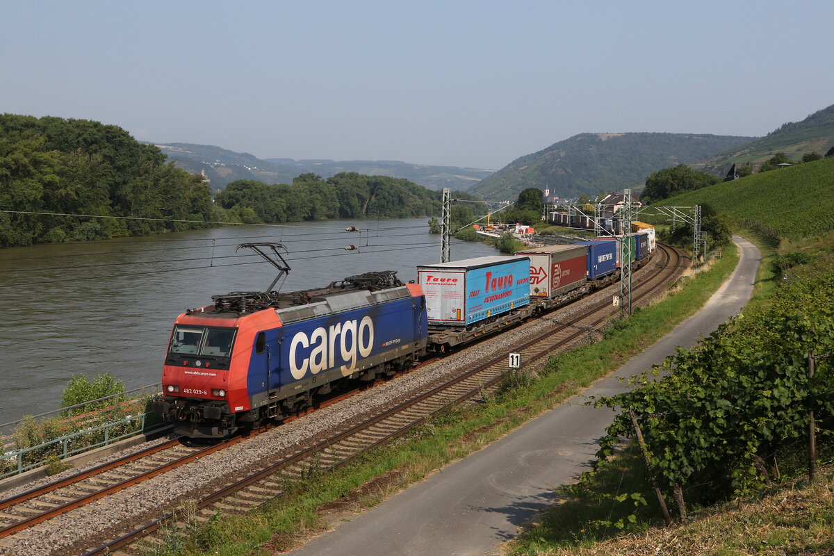 482 029 mit einem  KLV  am 23. Juli 2021 bei Lorch am Rhein.