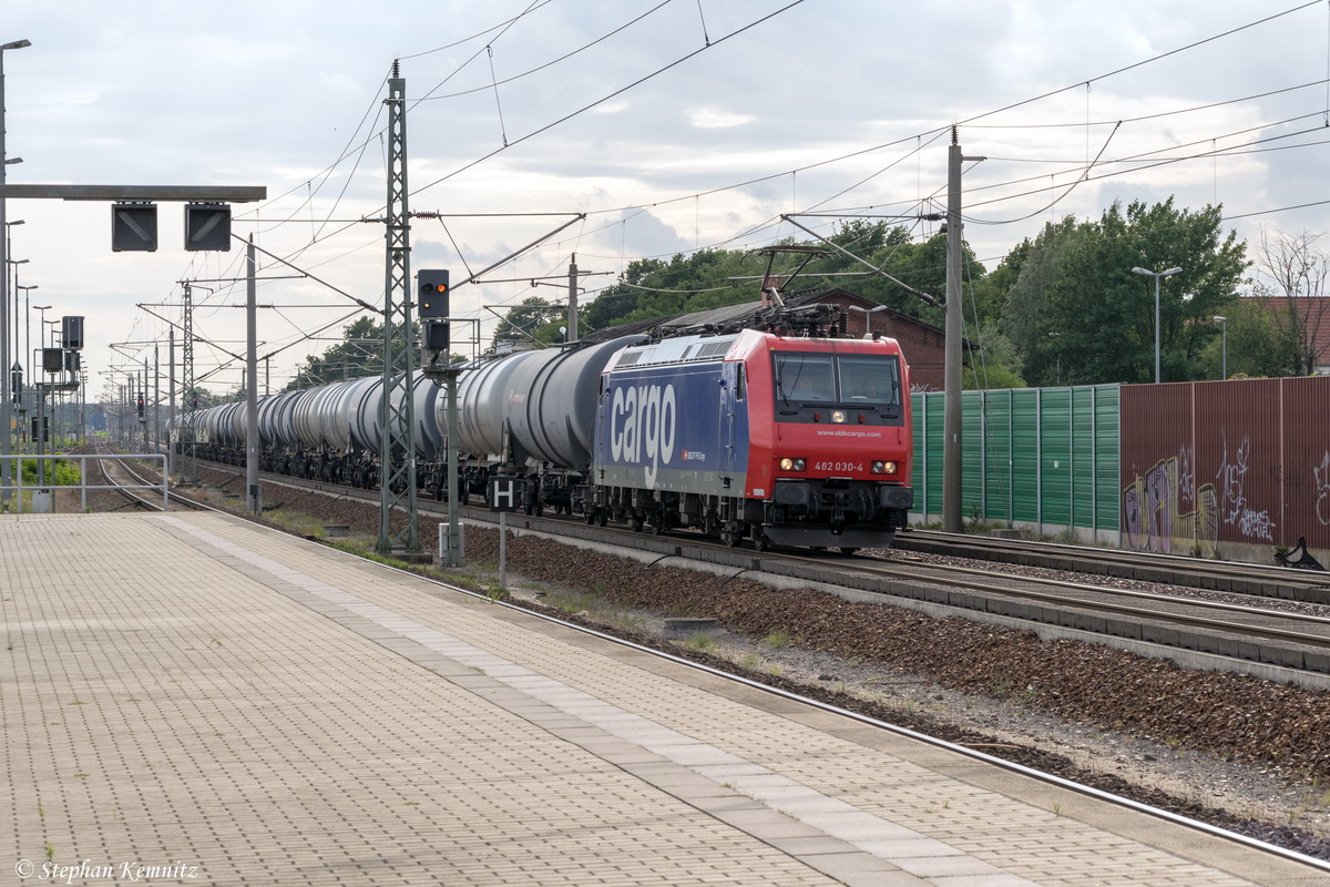 482 030-4 SBB Cargo für HSL Logistik GmbH mit einem Kesselzug  Benzin oder Ottokraftstoffe , bei der Durchfahrt in Rathenow und fuhr weiter in Richtung Wustermark. 28.07.2015