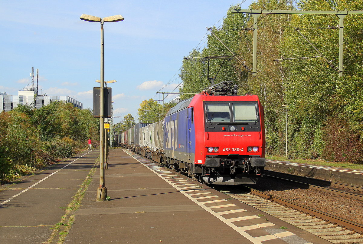482 030-4  von der SBB-Cargo kommt mit einem Ewals-Cargo-Zug aus Köln-Eifeltor(D) nach Novara(I) und kommt aus Richtung Köln-Gremberg und fährt durch Bonn-Oberkassel in Richtung Koblenz. 
Aufgenommen vom Bahnsteig von Bonn-Oberkassel an der rechten Rheinstrecke. 
Bei Sommerwetter im Oktober am 6.10.2018. 