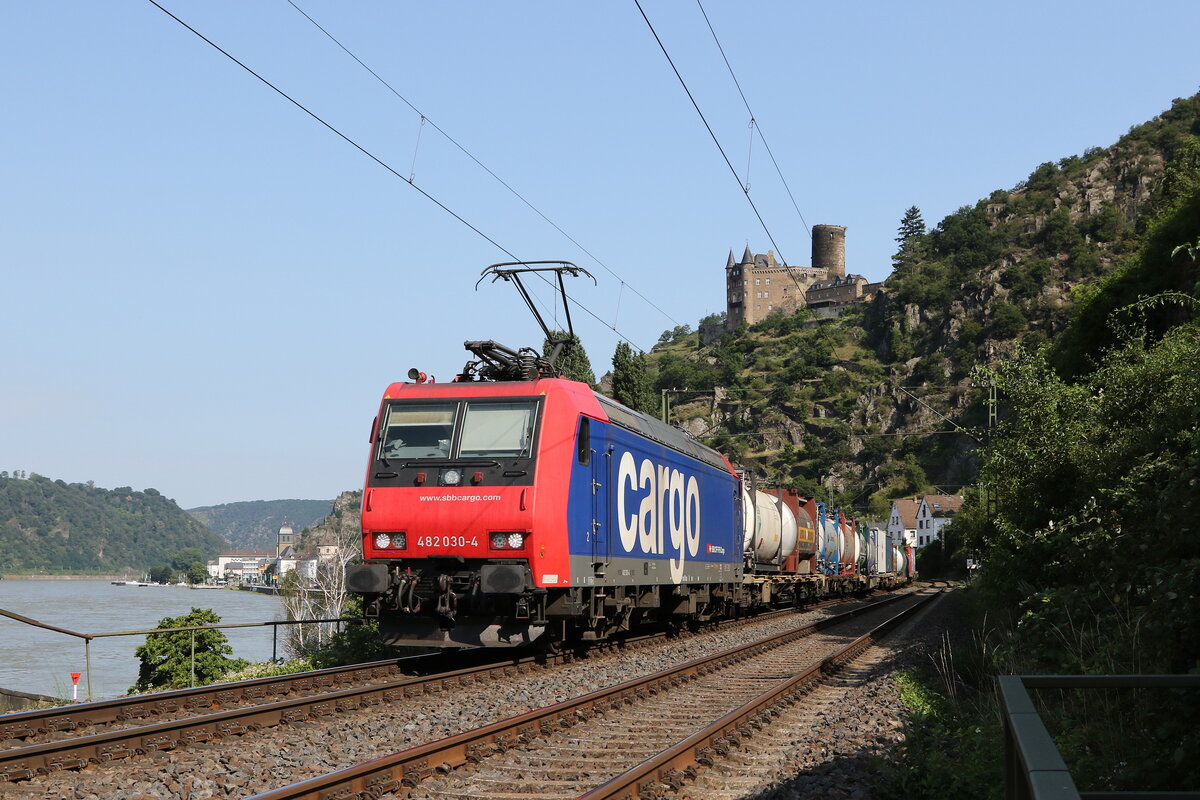 482 030 mit einem  KLV  am 22. Juli 2021 bei St. Goarshausen.