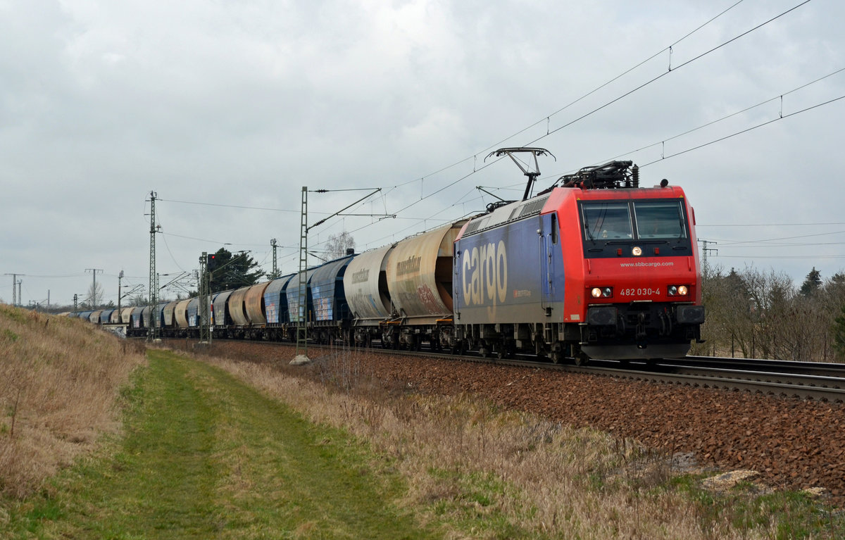 482 030, welche von HSL angemietet ist, zog am 19.03.16 einen Transcereal-Zug durch Zeithain Richtung Dresden.