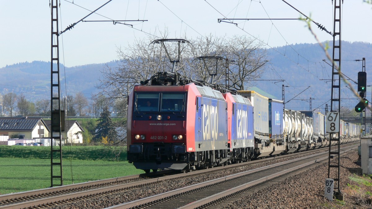 482 031-2 mit einer Zweiten 482 vor einem Gterzug hinter Weinheim Richtung Basel am 07.04.2010.
