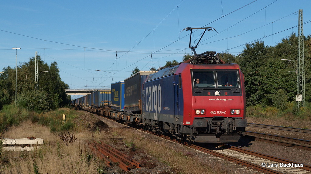 482 031-2 musste am 29.09.13 mit ihrem LKW-Walter KLV von Hamburg-Billwerder in Scheeel zur Seite genommen werden um einige ICE-Umleiter berholen zu lassen.