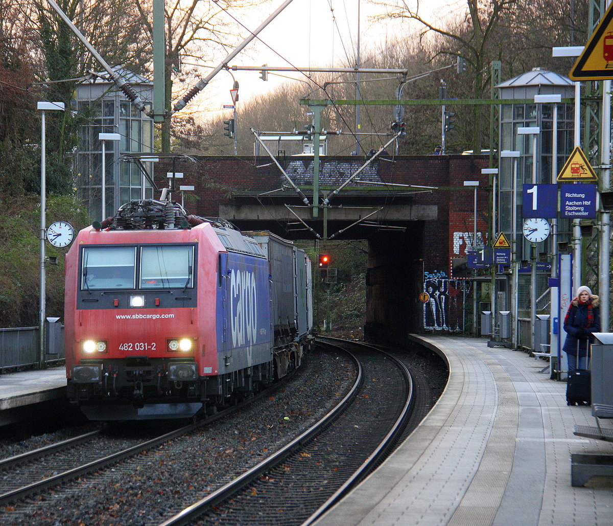 482 031-2 von der SBB-Cargo  kommt aus Richtung Köln,Aachen-Hbf und fährt durch Aachen-Schanz mit einem Güterzug aus Novara(I) nach Genk-Zuid Haven(B) und fährt in Richtung Aachen-West. 
Aufgenommen vom Bahnsteig von Aachen-Schanz. 
Am Kalten Morgen vom 8.12.2017.