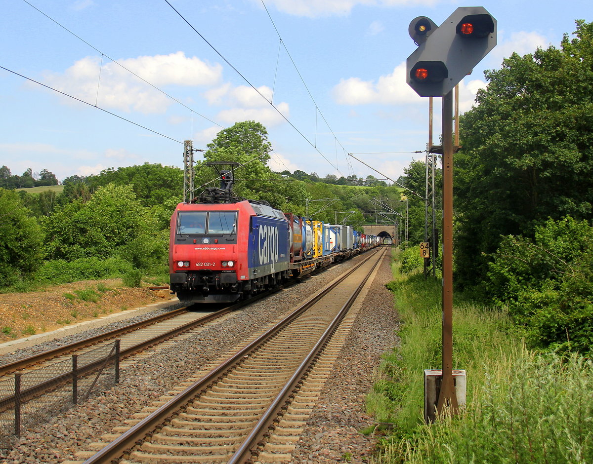 482 031-2 von der SBB-Cargo kommt mit einem Containerzug aus Gallarate(I) nach Antwerpen-Oorderen(B) und kommt aus Köln-Süd,Köln-West,Köln-Ehrenfeld,Kerpen,Horrem,Buir,Merzenich,Düren,Langerwehe,Eschweiler-Hbf,Stolberg-Hbf(Rheinland) und fährt durch Aachen-Eilendorf in Richtung Aachen-Rothe-Erde,Aachen-Hbf,Aachen-Schanz,Aachen-West. 
Aufgenommen vom Bahnsteig 2 in Aachen-Eilendorf. 
Bei Sommerwetter am Nachmittag vom 15.6.2019.