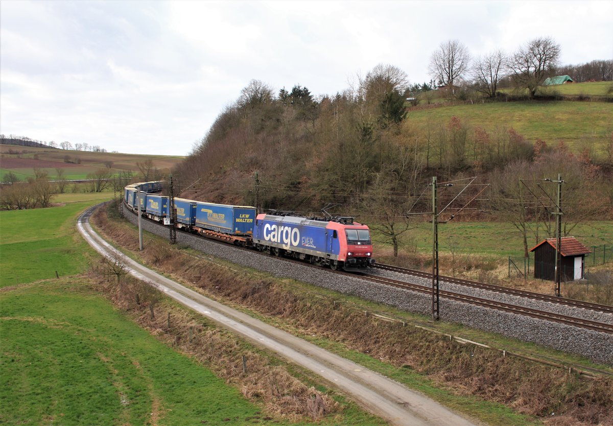 482 031-2 zu sehen am 21.02.20 mit dem LKW Walter in Hermannspiegel.