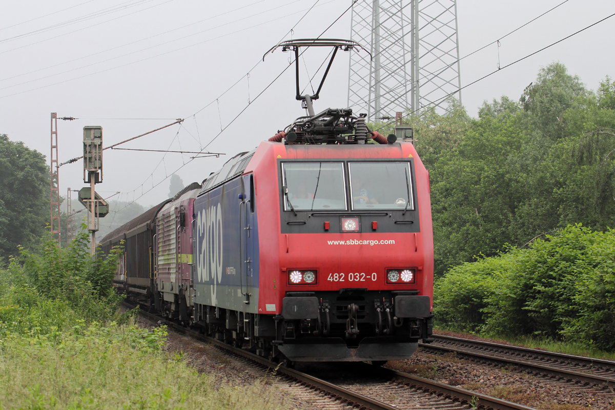 482 032-0 mit Akiem 37027 am Haken durchfährt Gelsenkirchen-Bismarck 1.6.2016