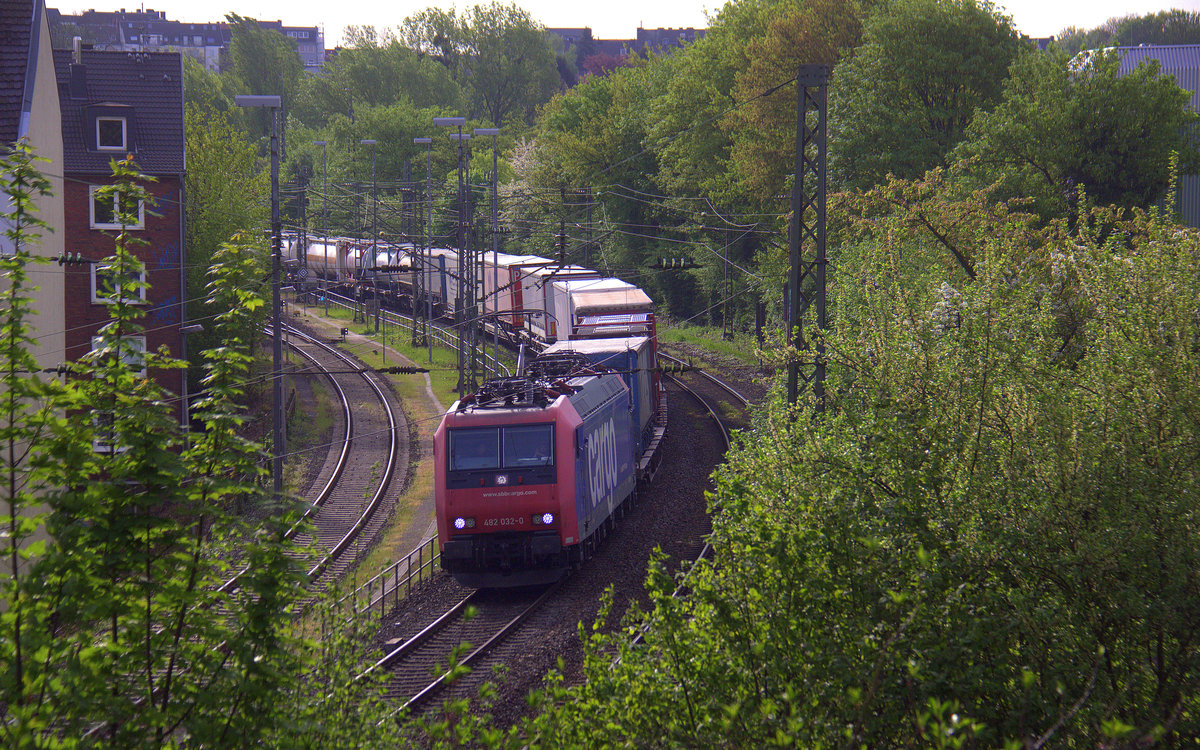 482 032-0  von der SBB-Cargo kommt aus Richtung Köln,Aachen-Hbf mit einem Containerzug aus Gallarate(I) nach Antwerpen-Oorderen(B) und fährt in Richtung Aachen-Schanz,Aachen-West.
Aufgenommen von einer Brücke von der Weberstraße in Aachen.
Bei schönem Sonnenschein am Morgen vom 24.4.2018.