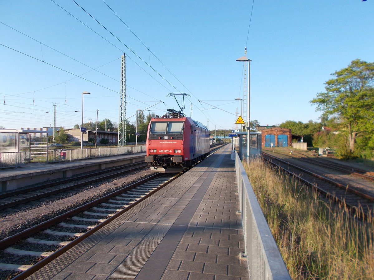 482 032 als Lz nach Mukran am 12.Mai 2016 in Bergen/Rügen.