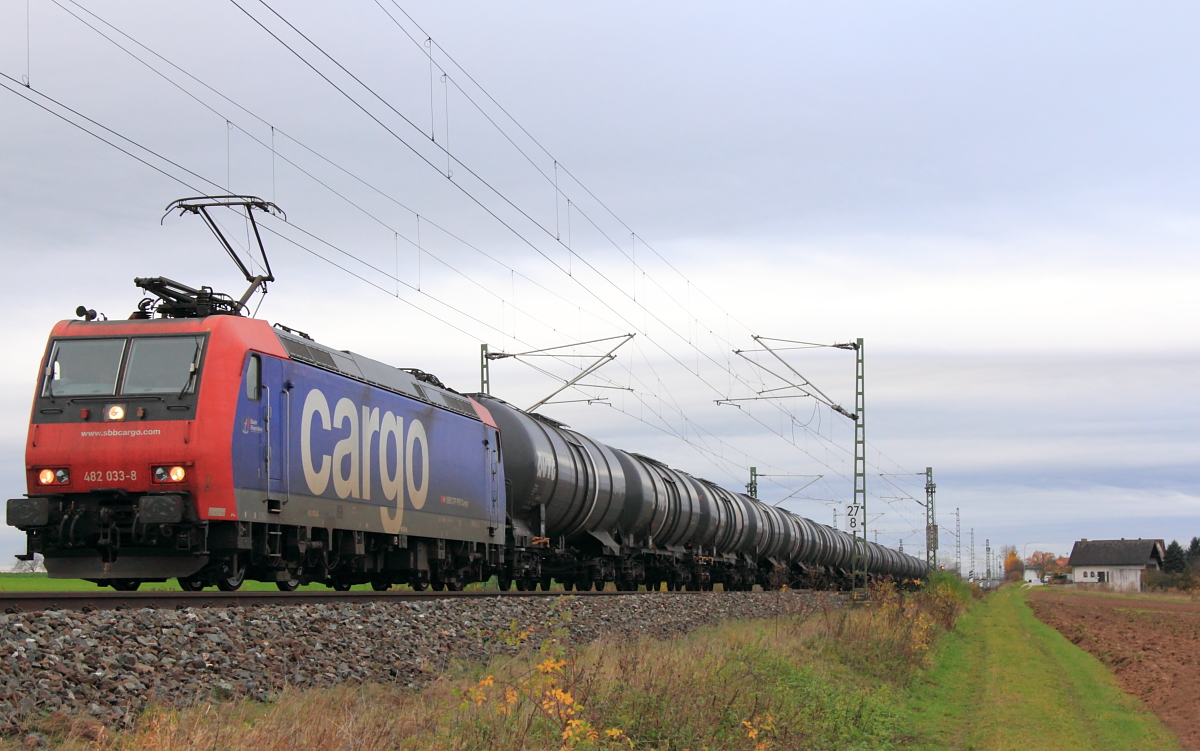 482 033-8 SBB Cargo bei Lichtenfels am 10.11.2015.