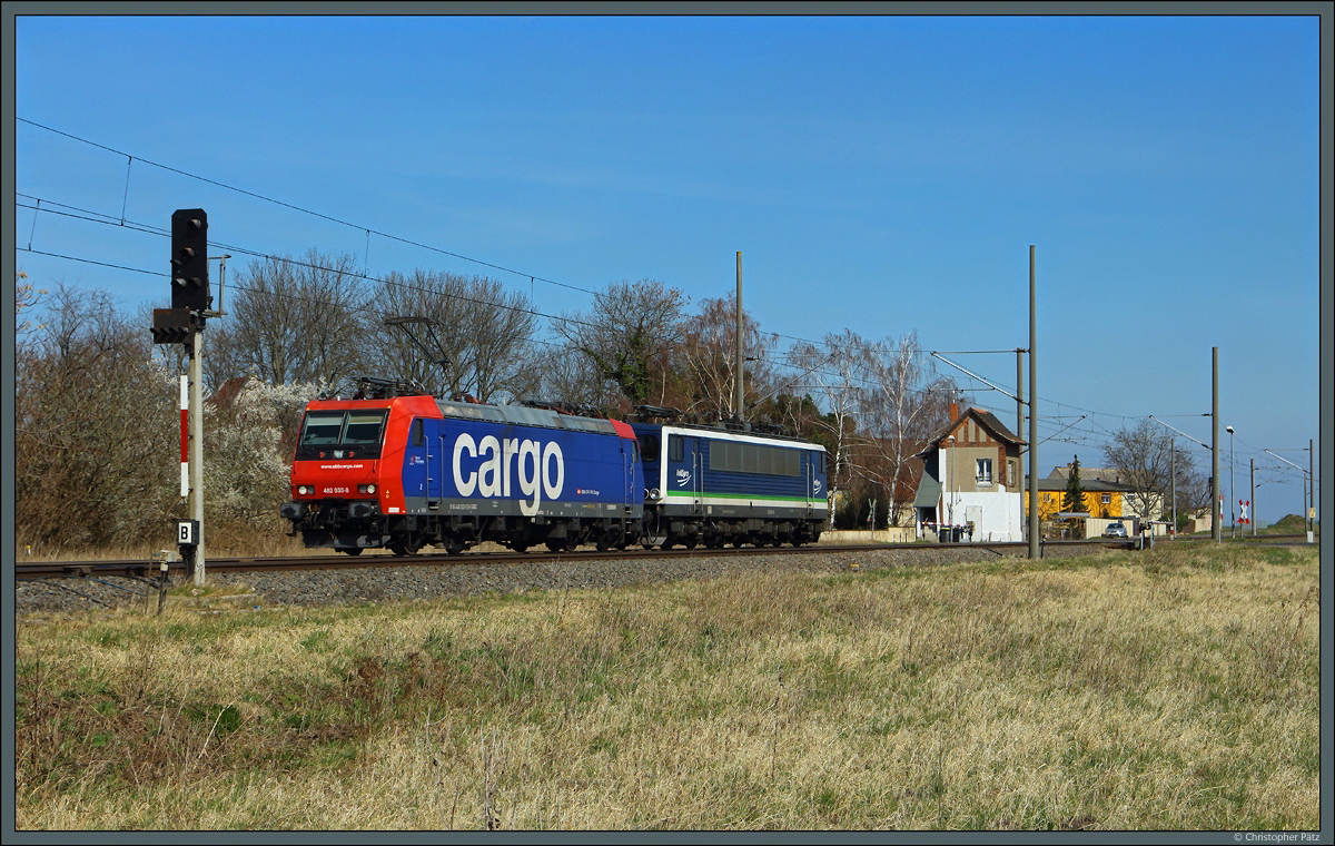482 033-8 der SBB Cargo passiert mit 155 053-8 der IntEgro am 26.03.2022 die Blockstelle Braschwitz.