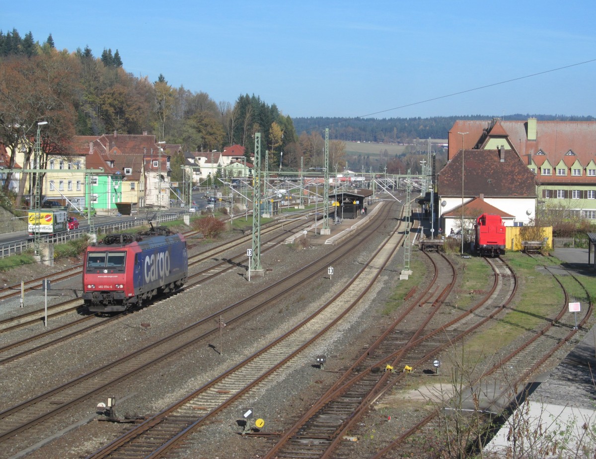 482 034-6 der SBB Cargo durchfhrt am 31. Oktober 2013 solo den Bahnhof Kronach in Richtung Lichtenfels.