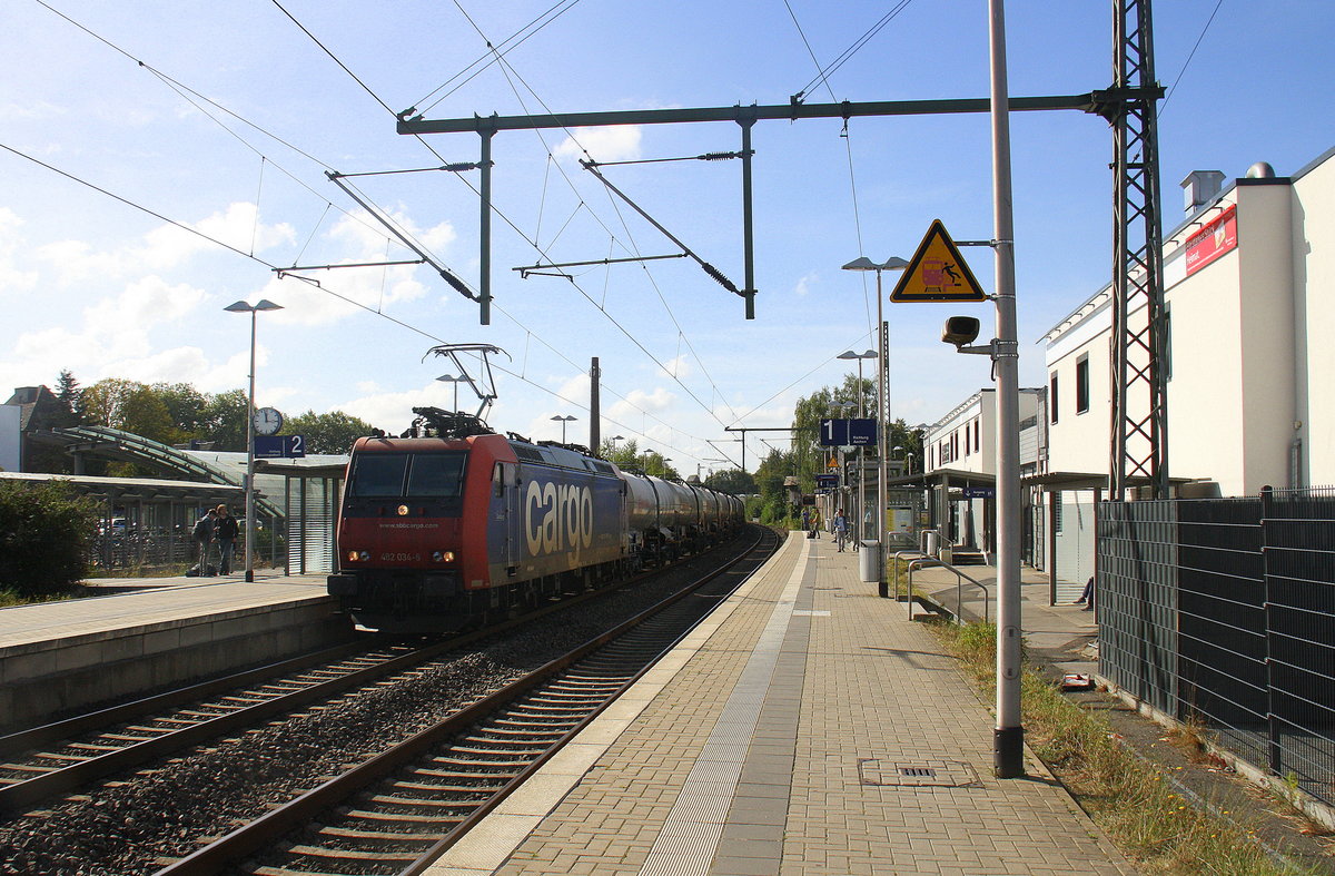 482 034-6 von SBB-Cargo kommt aus Richtung aus Richtung Aachen-West,Laurensberg,Richterich,Kohlscheid,Herzogenrath,Hofstadt,Finkenrath,Rimburg,Übach-Palenberg,Zweibrüggen,Frelenberg,Geilenkirchen,Süggerrath,Lindern,Brachelen,Hückelhoven-Baal,Baal mit einem Kesselzug aus Belgien nach Neuss und fährt durch Erkelenz in Richtung Herrath,Beckrath,Wickrath,Rheydt-Hbf,Mönchengladbach-Hbf. 
Aufgenommen vom Bahnsteig 1 in Erkelenz.
Bei Sommerwetter am 26.9.2016.
