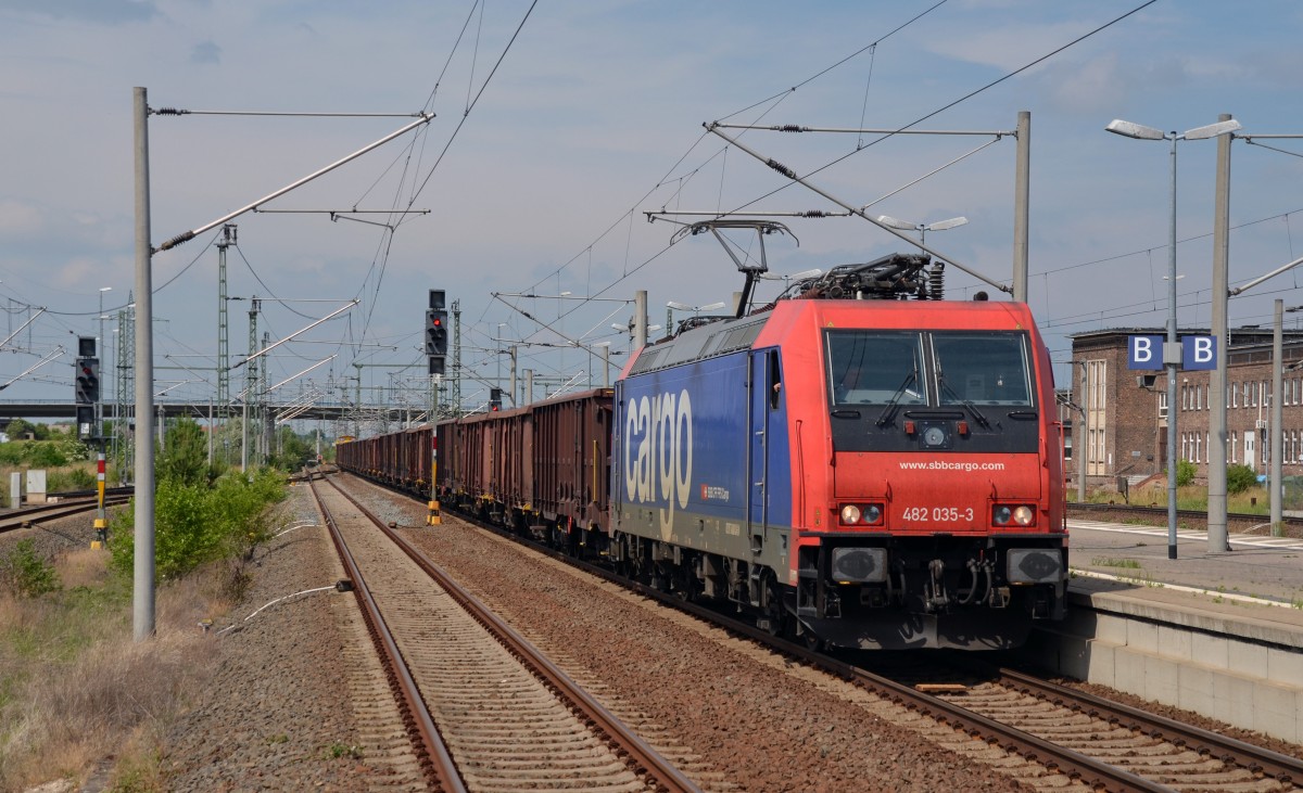 482 035 bespannte am 14.06.15 einen Hochbordwagenzug. Zusammen mit der SGL-Wagenlok 293 510 passierte sie Bitterfeld in Richtung Halle(S).