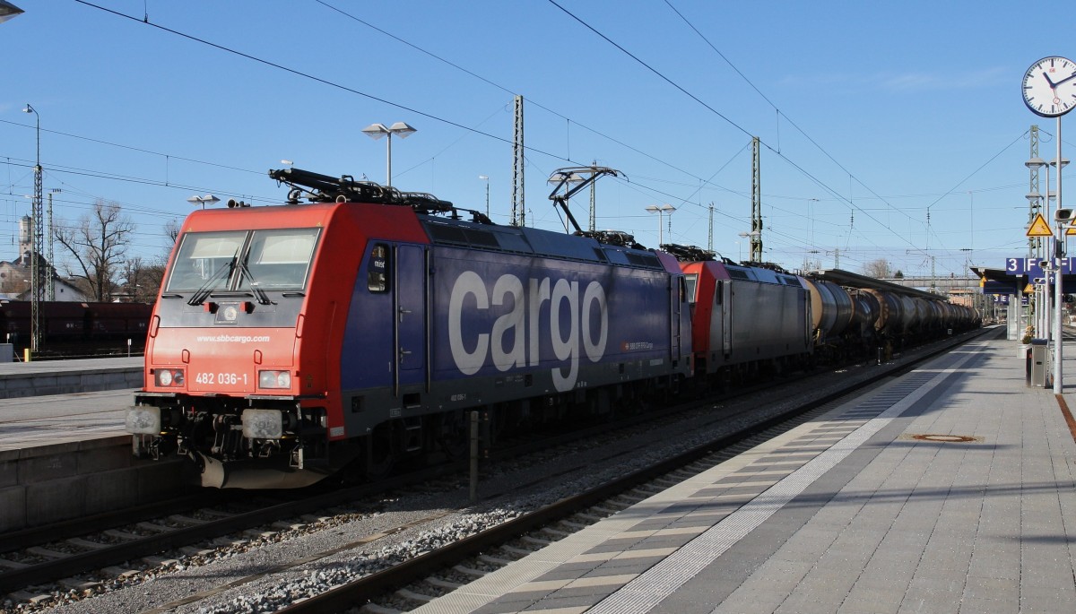 482 036-1 und 482 042-9 der SBB Cargo durchfahren am 7.1.2014 mit einem Kesselzug den Bahnhof Rosenheim Richtung Salzburg. Schönes Frühlingwetter im Januar.