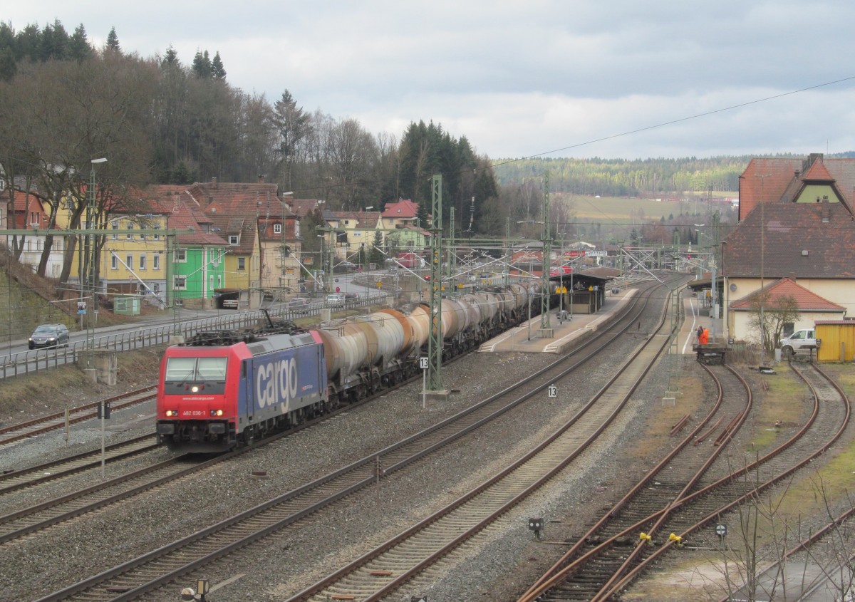 482 036-1 der SBB Cargo zieht am 12. Februar 2014 einen Knickkesselzug durch Kronach in Richtung Lichtenfels.