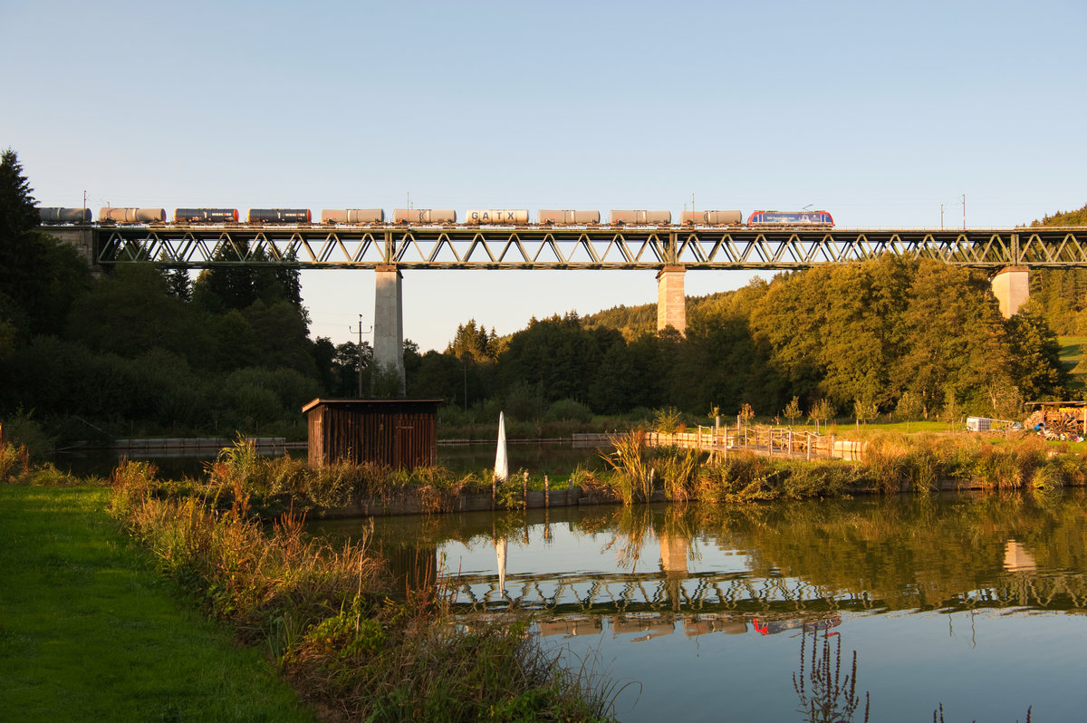 482 037-9 der InfraLeuna mit einem Kesselzug bei Deining Richtung Regensburg, 19.09.2018