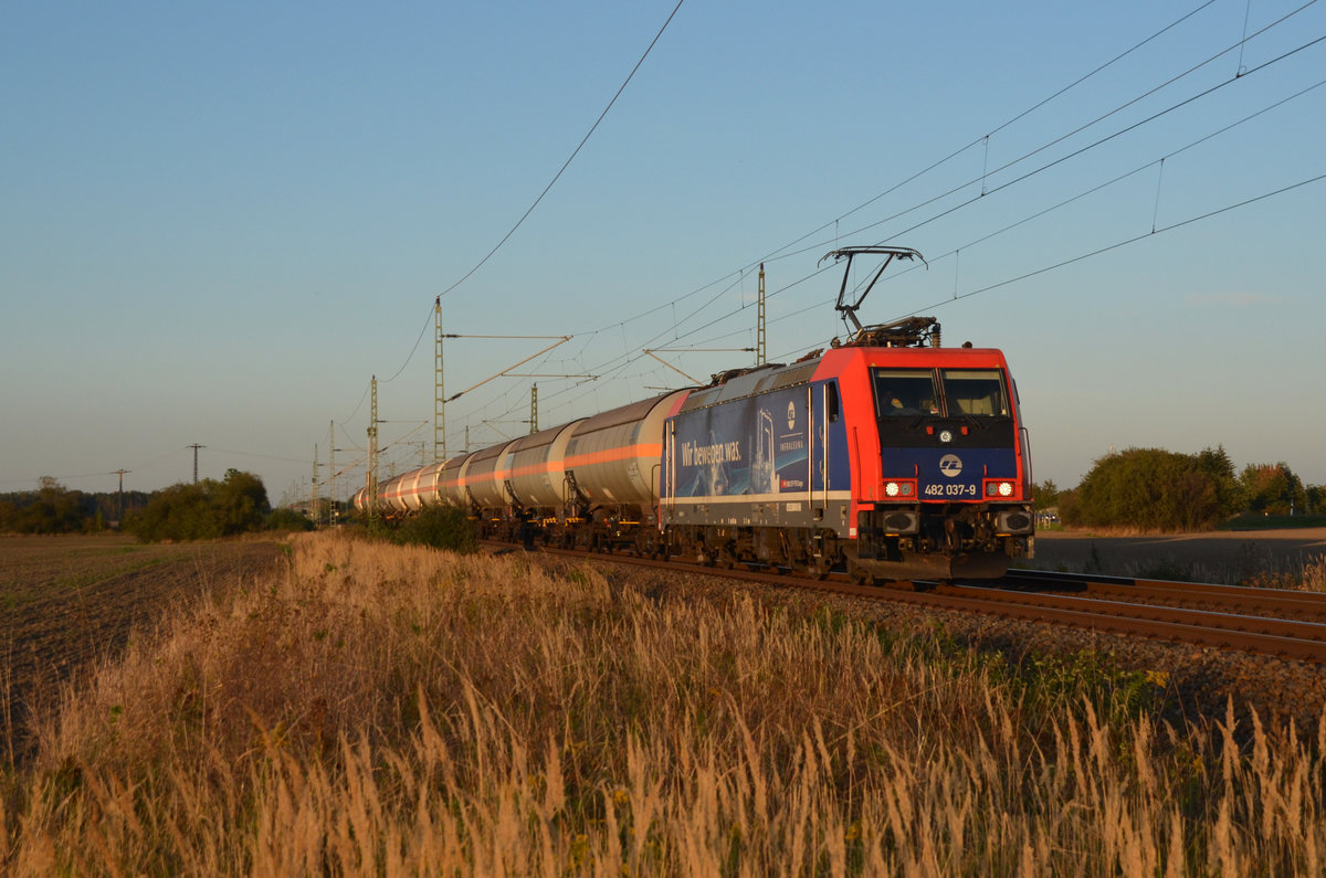 482 037 der Infra Leuna schleppte am Abend des 20.09.20 einen Kesselwagenzug durch Gräfenhainichen Richtung Bitterfeld.