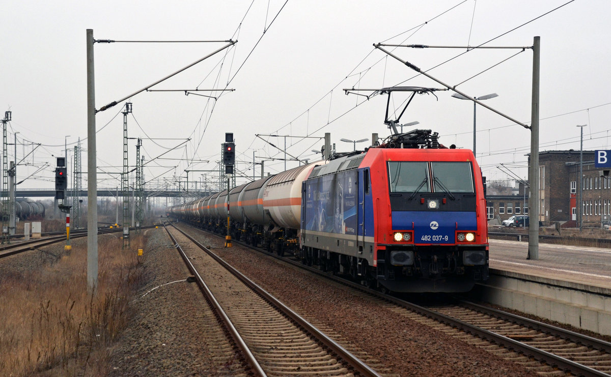 482 037 der Infraleuna beförderte am 12.02.17 den sonntäglichen Ammoniakzug von Wittenberg-Piesteritz durch Bitterfeld nach Großkorbetha. Wegen der Sperrung der Strecke Landsberg-Halle(S) verkehrt dieser noch bis Mitte April über Leipzig.