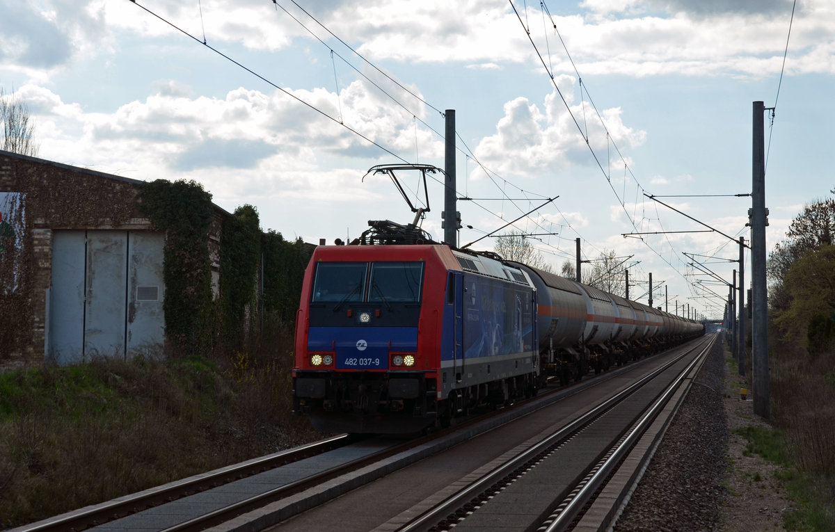 482 037 zog am 06.04.16 einen Kesselwagenzug von Großkorbetha kommend durch Brehna Richtung Bitterfeld; Ziel des Zuges ist das SKW Piesteritz. In Bitterfeld wird die Übergabe, welche in Form von IL-209 und vier Kesselwagen am Zugschluss mitlief, abgehangen und fährt anschließend selbst zurück nach Großkorbetha.