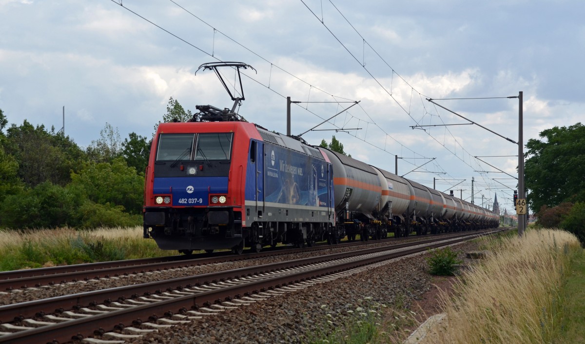 482 037 zog am 08.07.15 einen Gaskesselzug durch Greppin Richtung Dessau. Ziel ist das SKW Piesteritz.