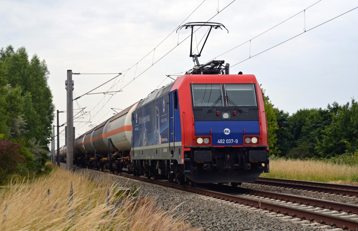 482 037 zog am 21.06.15 einen Kesselwagenzug durch Greppin Richtung Bitterfeld. Der Zug der InfraLeuna kam von Piesteritz und hatte Großkorbetha als Ziel.
