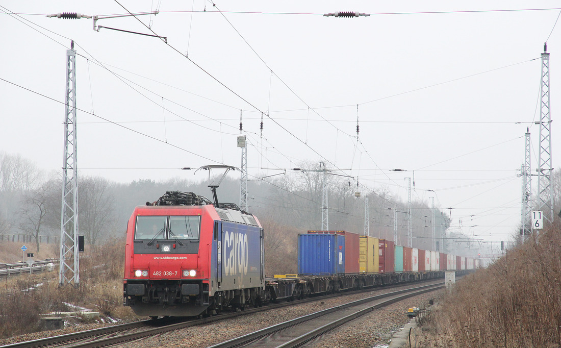 482 038 wurde am 21. Januar 2017 in Schönfließ auf dem nördlichen Teil des Berliner Außenrings fotografiert.