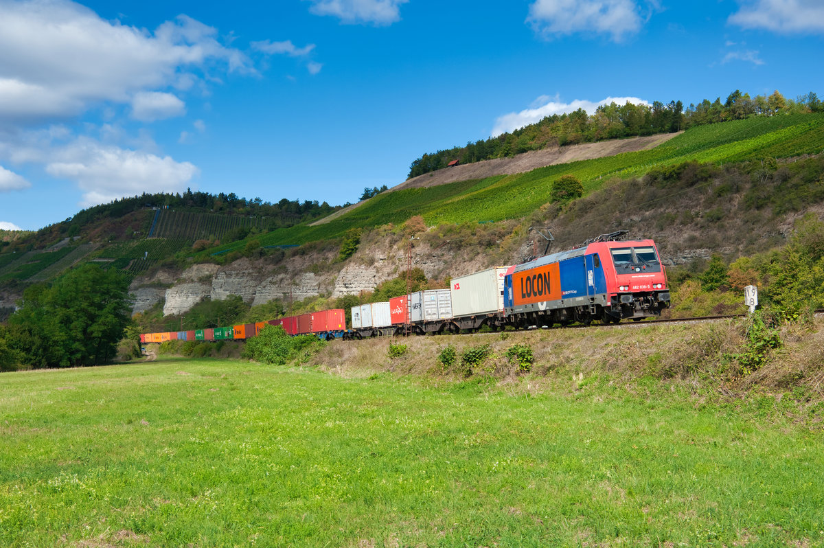 482 039 LOCON mit einem Containerzug bei Himmelstadt Richtung Würzburg, 18.09.2019